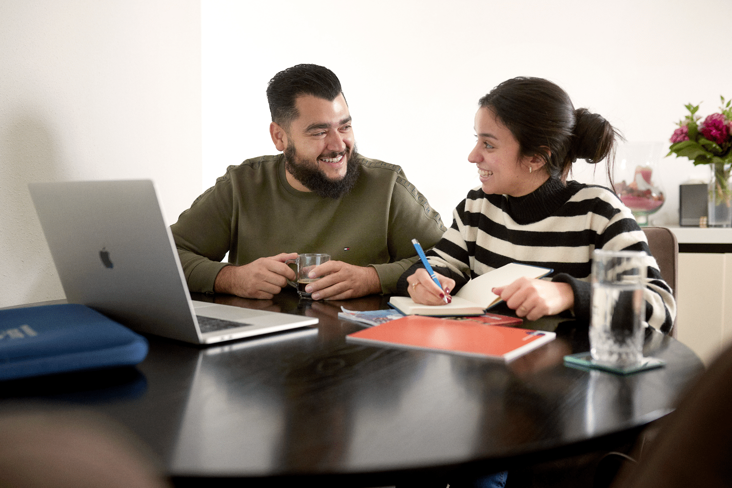 Man en vrouw kijken elkaar lachend aan in de ogen