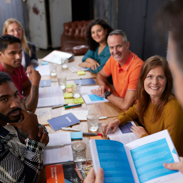 man-geeft-training-aan-groep-ondernemers