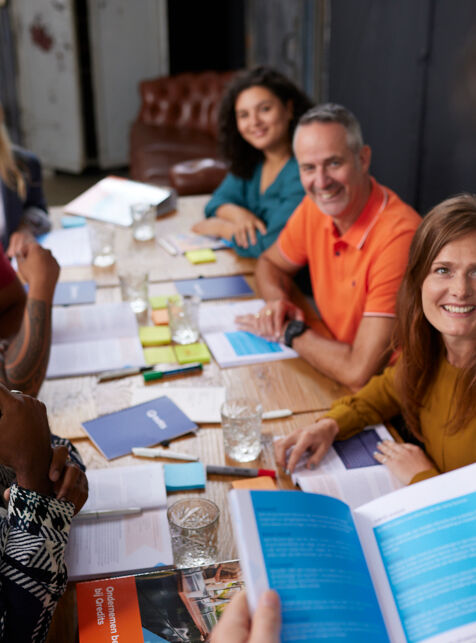 man-geeft-training-aan-groep-ondernemers