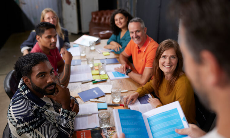 man-geeft-training-aan-groep-ondernemers