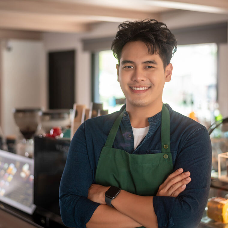 Man met schort handen over elkaar voor bakkerij