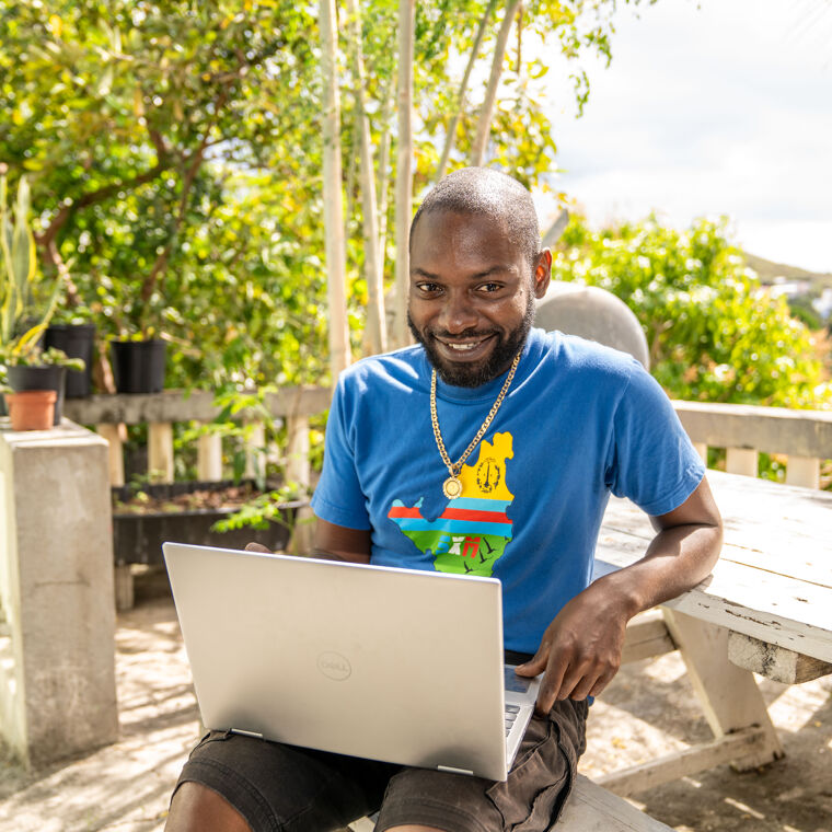 ondernemer met laptop kijkt lachend
