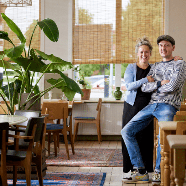 Man en vrouw houden elkaar vast en lachen