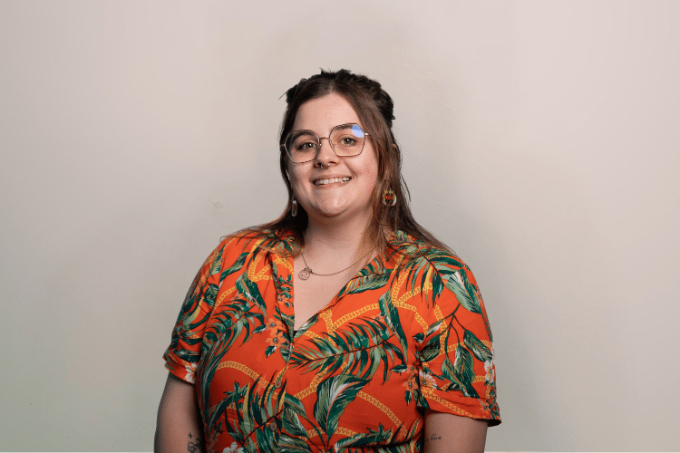 qredits-medewerker-in-oranje-shirt