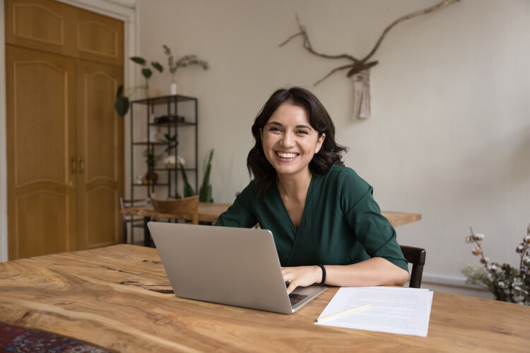 vrouw-achter-laptop-lacht
