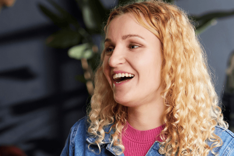Vrouw blonde krullen in gesprek met man