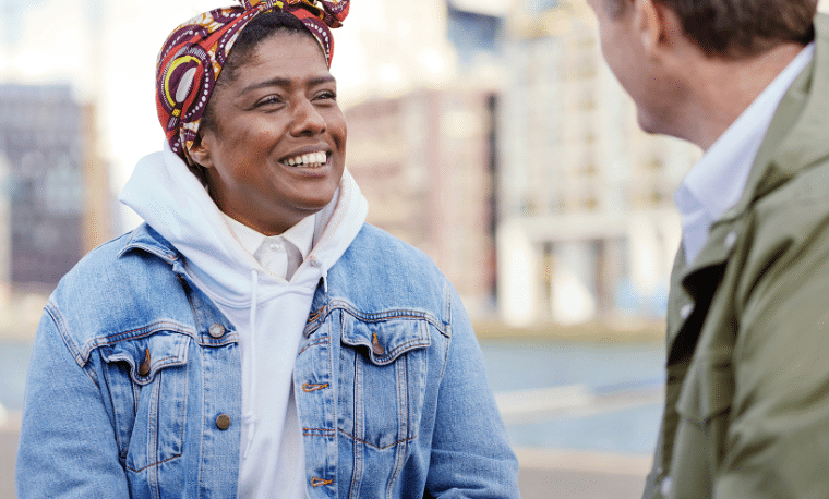 man en vrouwen hebben een coachingsgesprek 