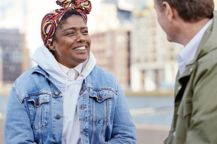 man en vrouwen hebben een coachingsgesprek 