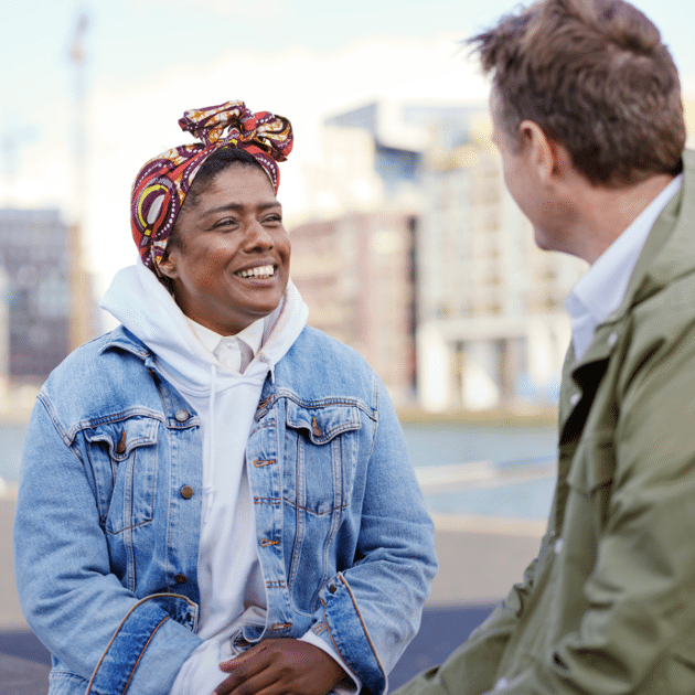 man en vrouwen hebben een coachingsgesprek 