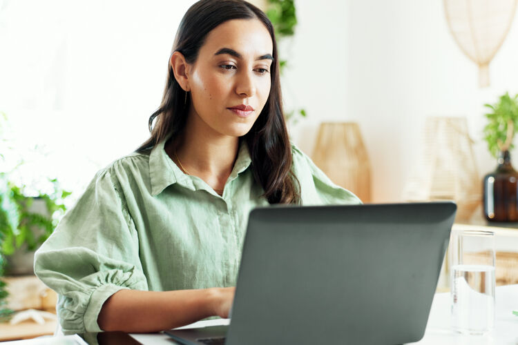 vrouw-kijkt-serieus-achter-laptop