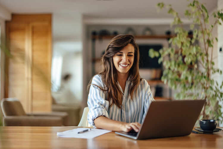 vrouw-lacht-naar-laptop