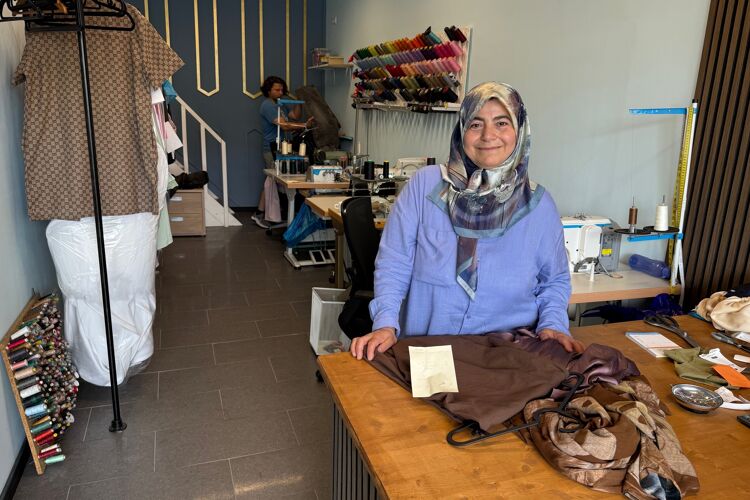 vrouw-staat-bij-de-balie-mir-kleidingreparatie