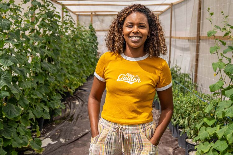 trotse tuinder in kas met planten