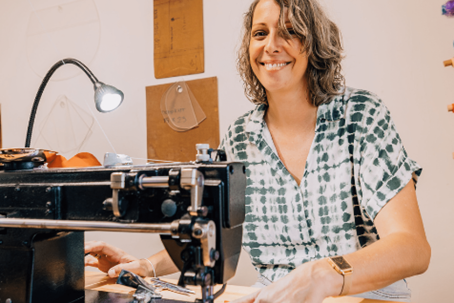 vrouw-werkt-in-atelier