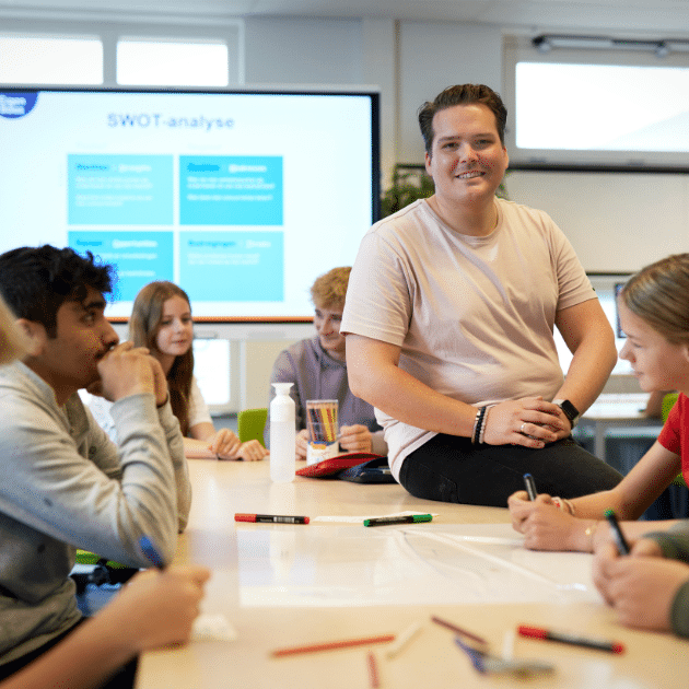 een docent verzorgt een eigenbaas-les