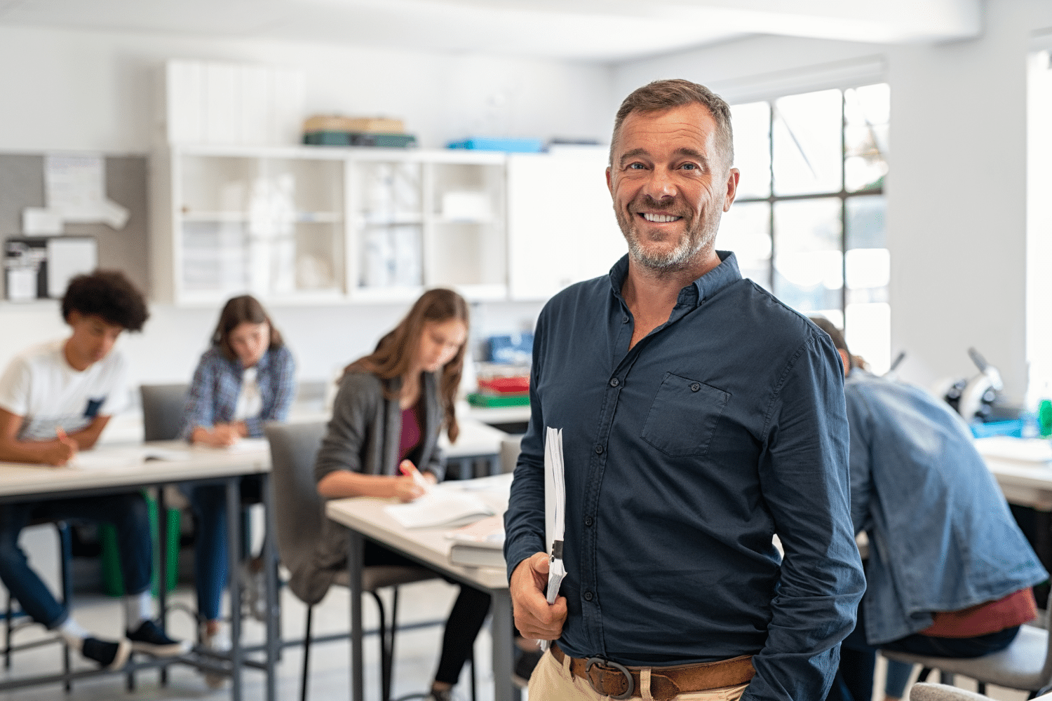 man staat in de klas voor beginnende ondernemers