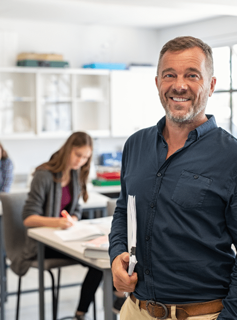 man staat in de klas voor beginnende ondernemers