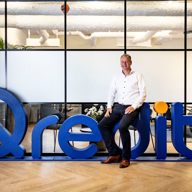 Elwin Groenevelt zit op het Qredits logo