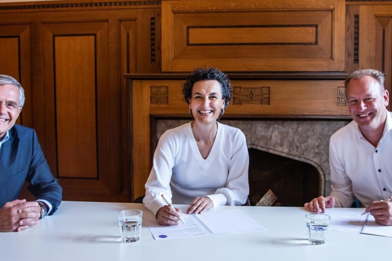 Elwin tekenen bes lening Bonaire met man en vrouw Elwin, man en vrouw tekenen contract, bes-cultuurlening op bonaire in een kantoor.