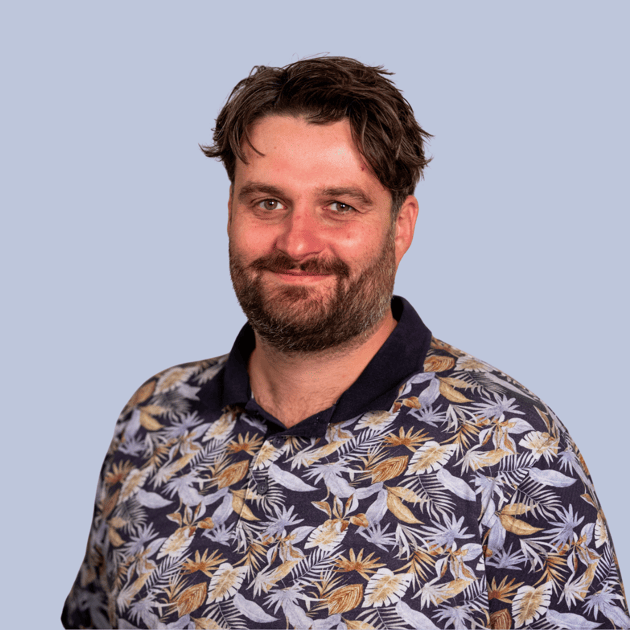 medewerker Qredits Gerwin Zielhuis man in gestreept shirt voor grijze achtergrond