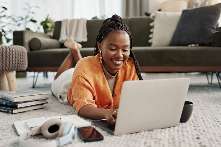 vrouw-ligt-op-grond-met-koptelefoon-en-laptop