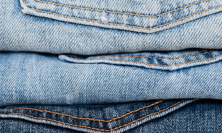 Denim broeken opgestapeld.
