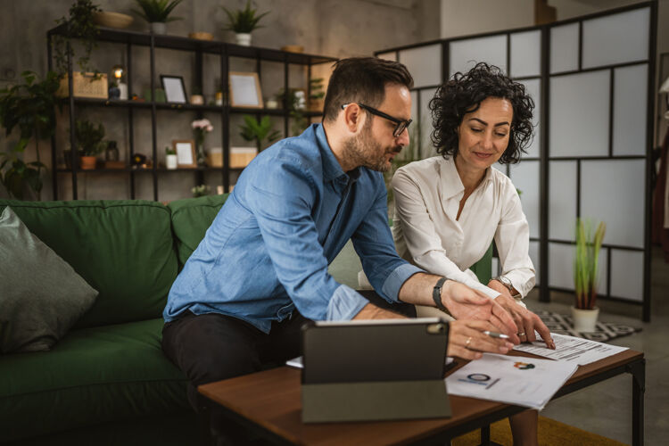 man-en-vrouw-werken-samen-aan-plan