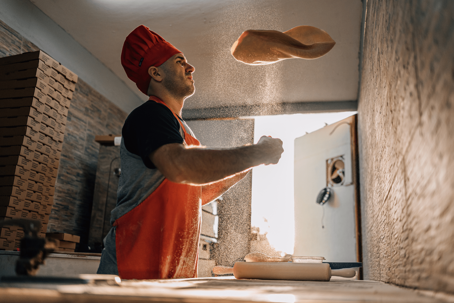 man-gooit-een-pizza-in-de-lucht