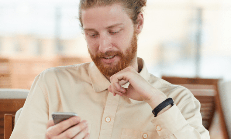 een man in licht shirt volgt een online les via qredits.nl