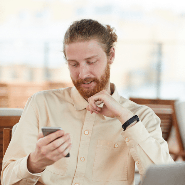 een man in licht shirt volgt een online les via qredits.nl