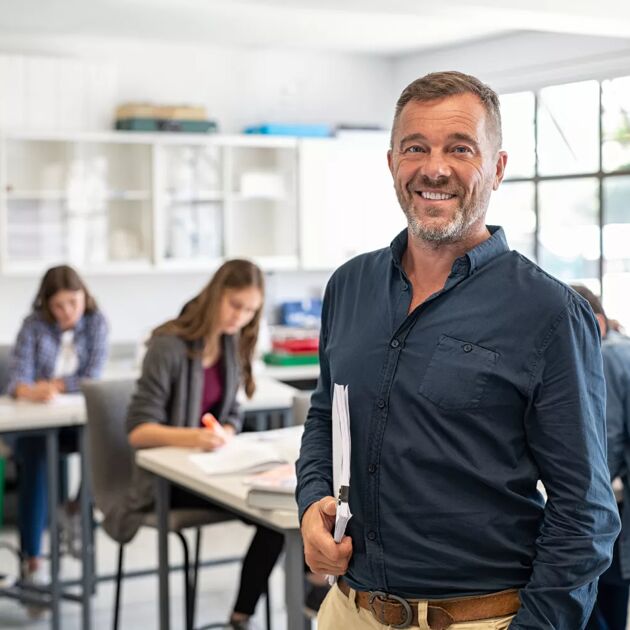 man staat in de klas voor beginnende ondernemers