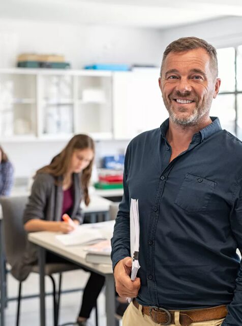 man staat in de klas voor beginnende ondernemers