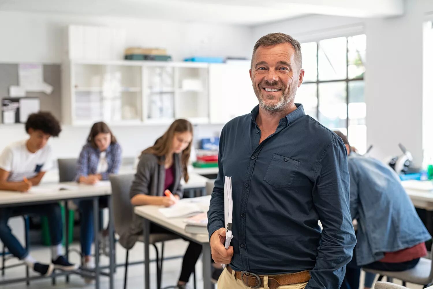 docent-tijdelijk-mbo man staat in de klas voor beginnende ondernemers
