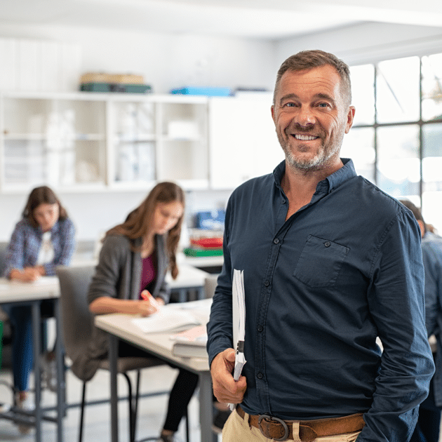 man staat in de klas voor beginnende ondernemers