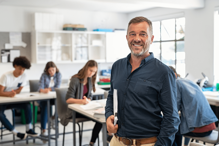 man staat in de klas voor beginnende ondernemers
