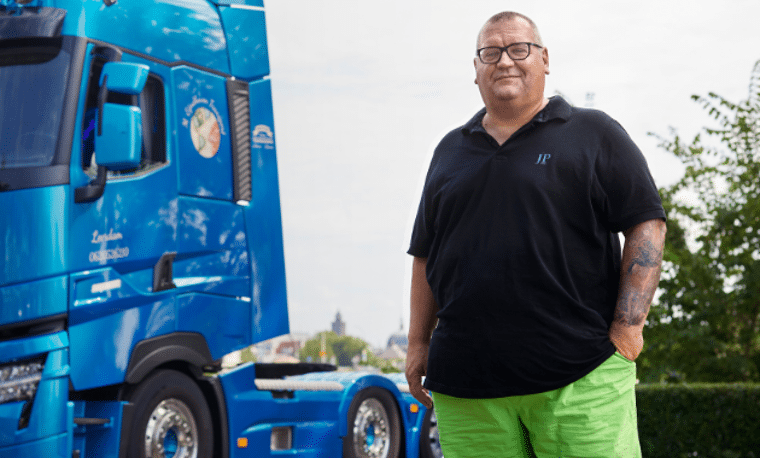 een man heeft een vrachtwagen gefinancierd door een krediet