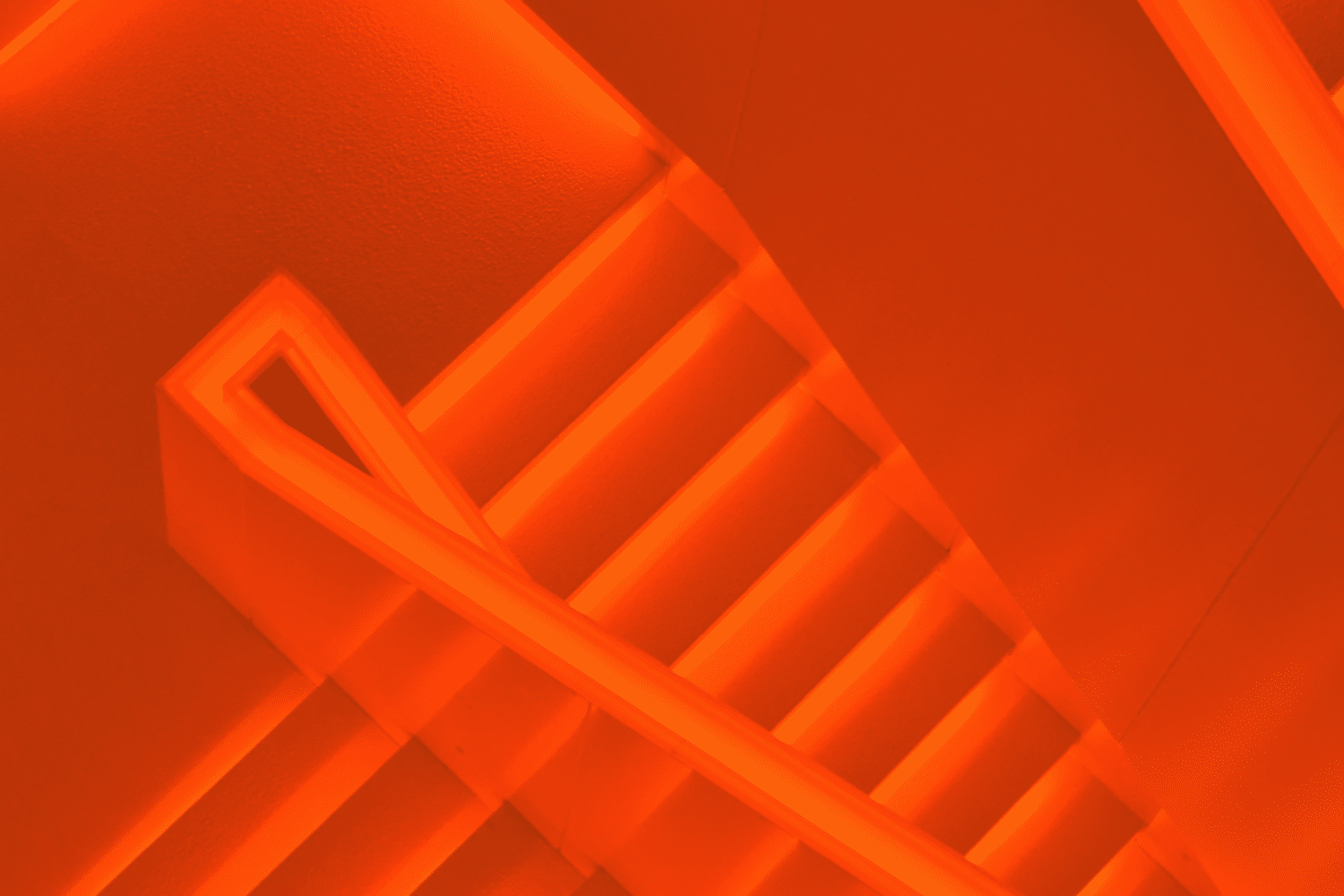 Placeholder van een trap met oranje waas