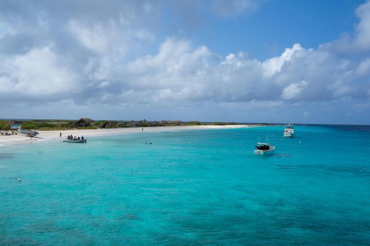 boten-op-water-aan-strand