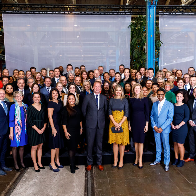 teamfoto van qredits met Koningin Maxima voor een doek