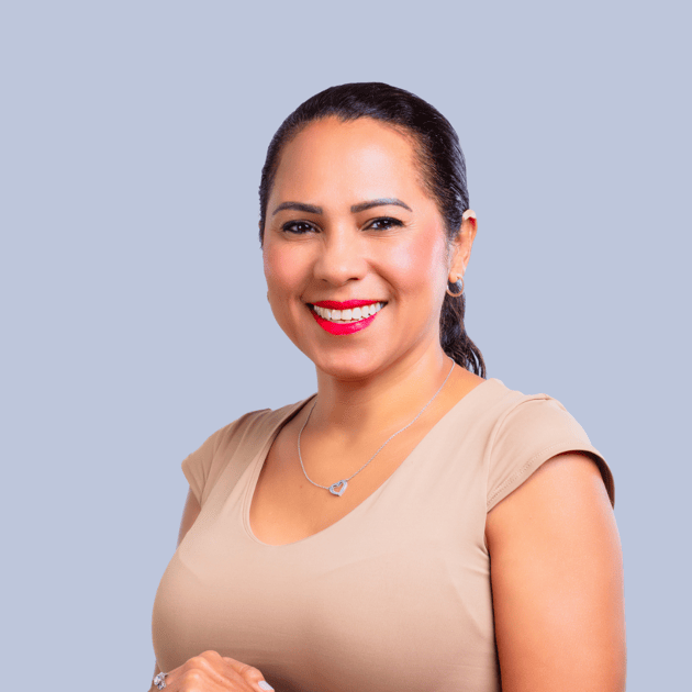 medewerker Qredits Raiska Herrera lange blauwe Qredits kleding lacht in camera