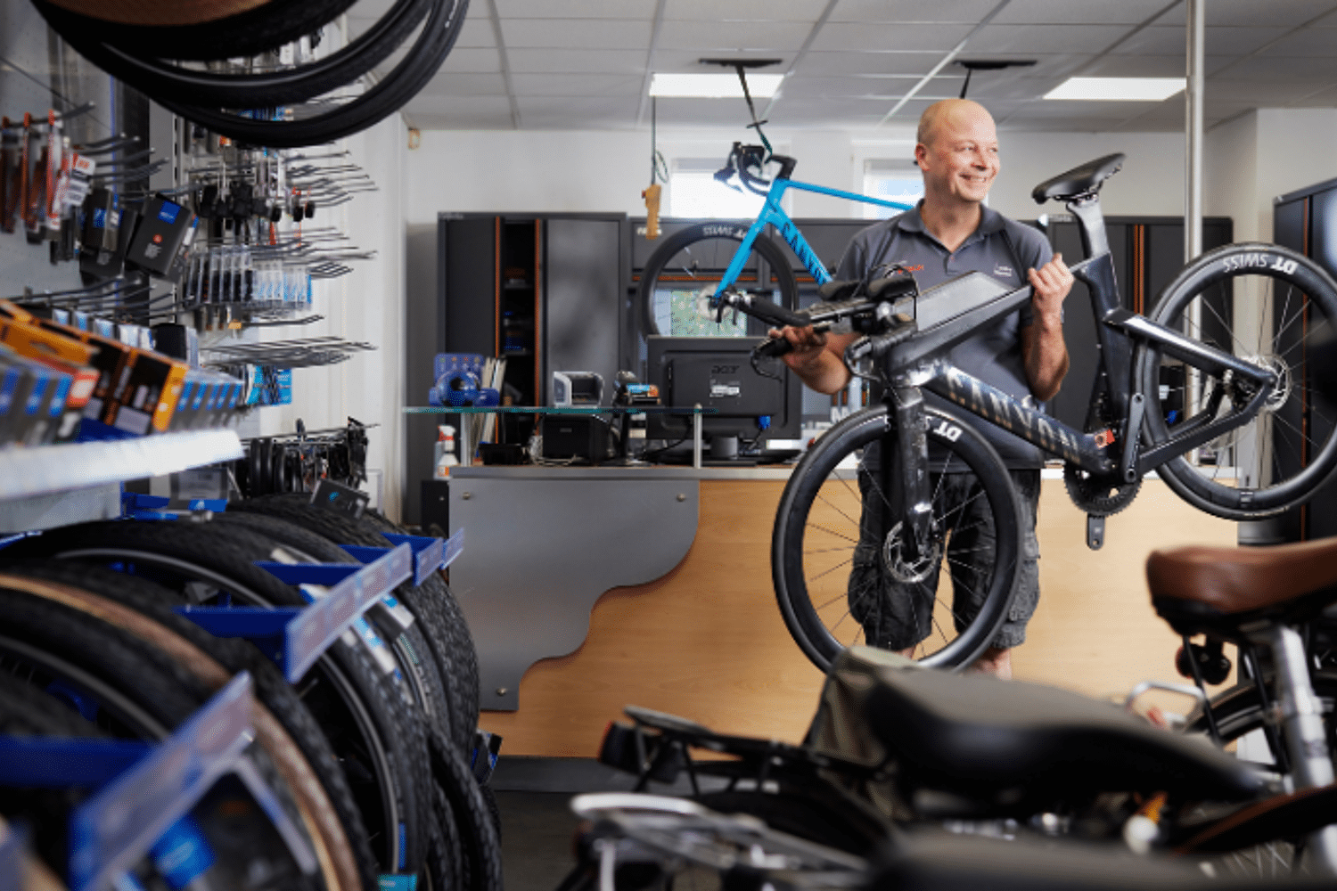 Fietsenmaker tilt racefiets op