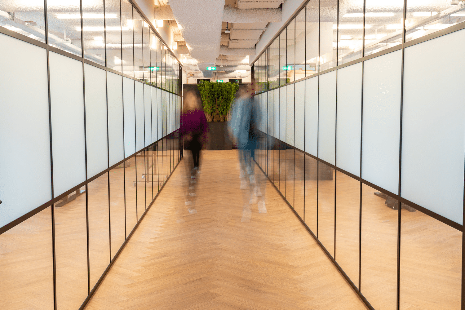 Houten hall van Qredits met wazige mensen lopen