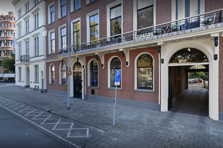 Straat met parkeerplaats en gebouwen met balkon