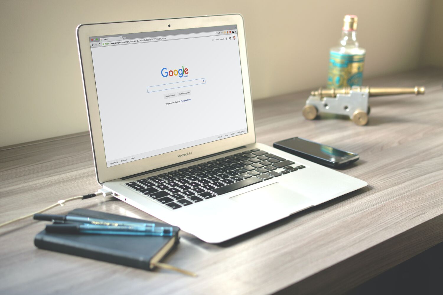 Een laptop waar Google op is gezocht met een schrift en telefoon 