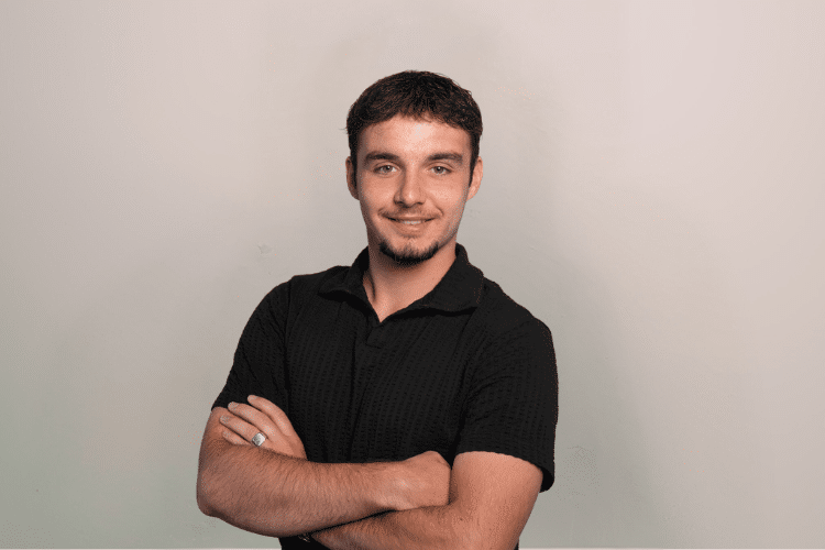 qredits-medewerker-in-zwart-shirt