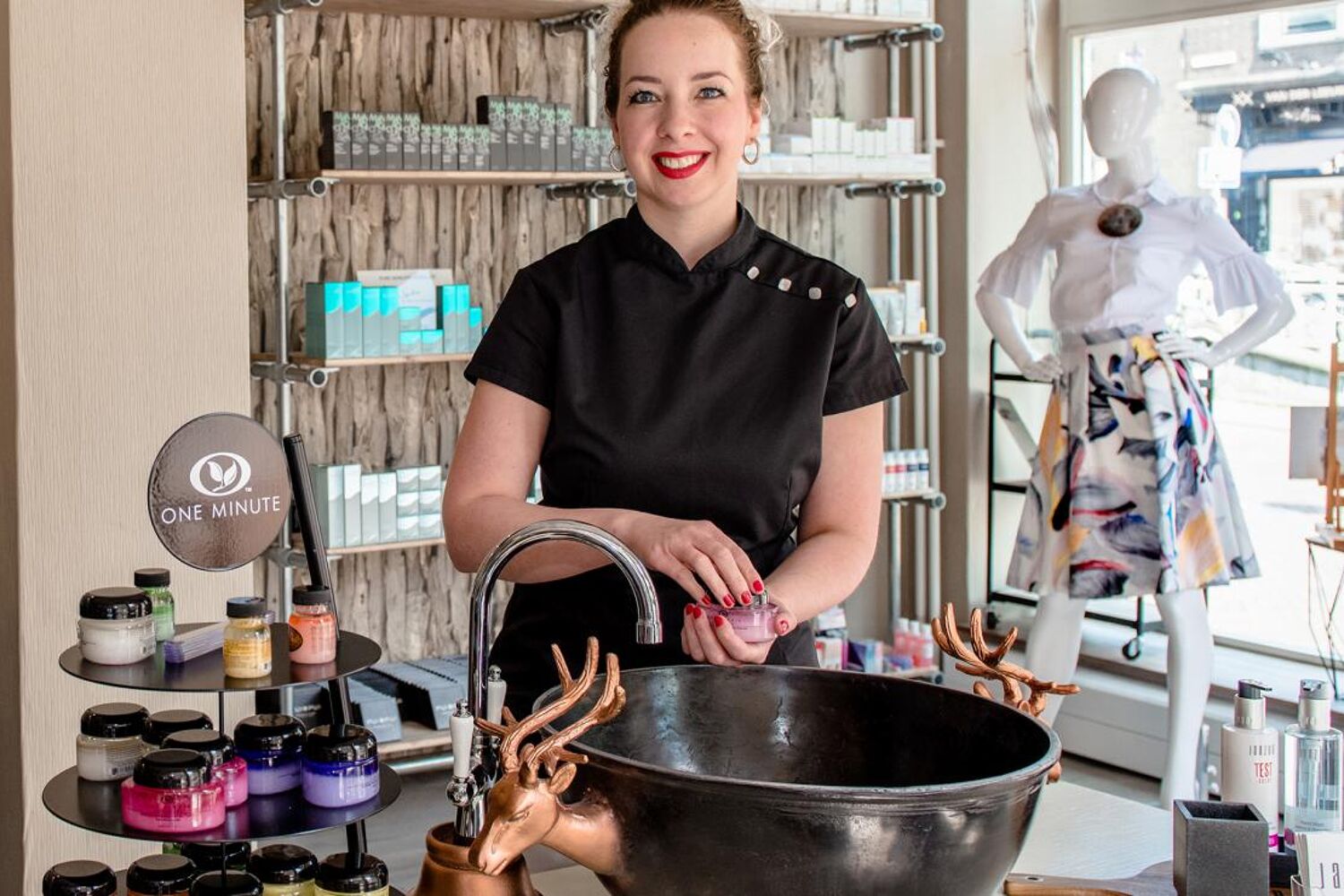 SK Beauty & lifestyle Vrouw toont haar beautyproducten