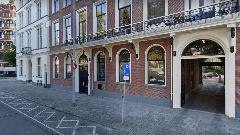 straat-met-parkeerplaats-en-gebouwen-met-balkon