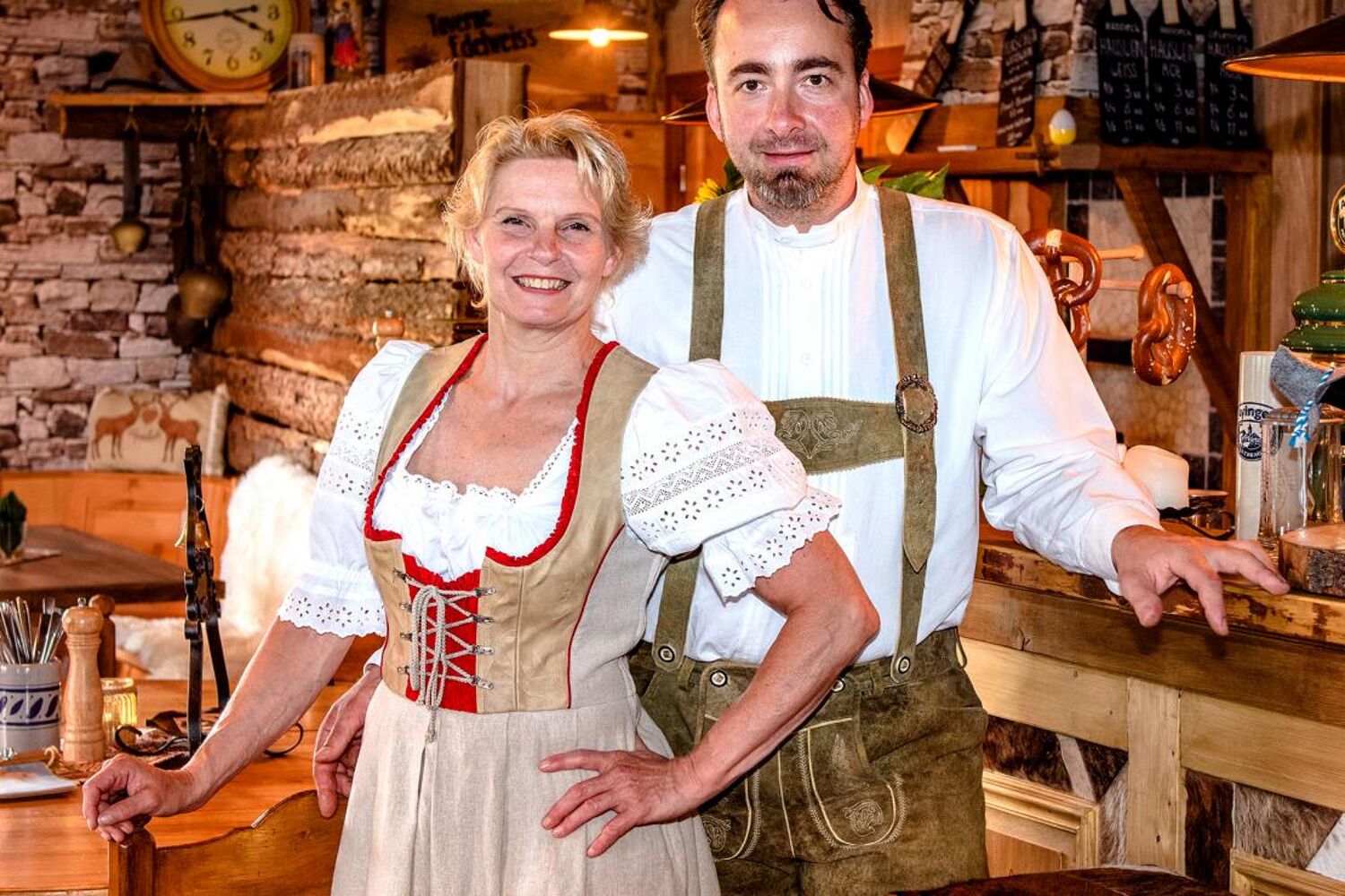 man in lederhosen en vrouw in dirndl