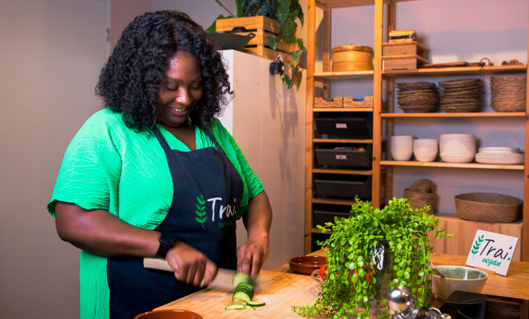 Vrouw in de keuken aan het snijden in eigen kookstudio