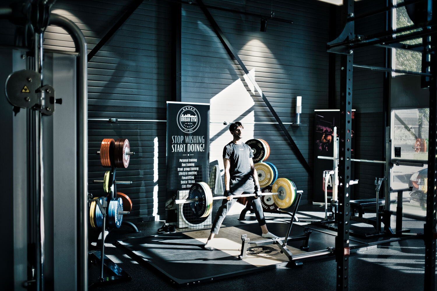 Man doet sportoefening in sportschool